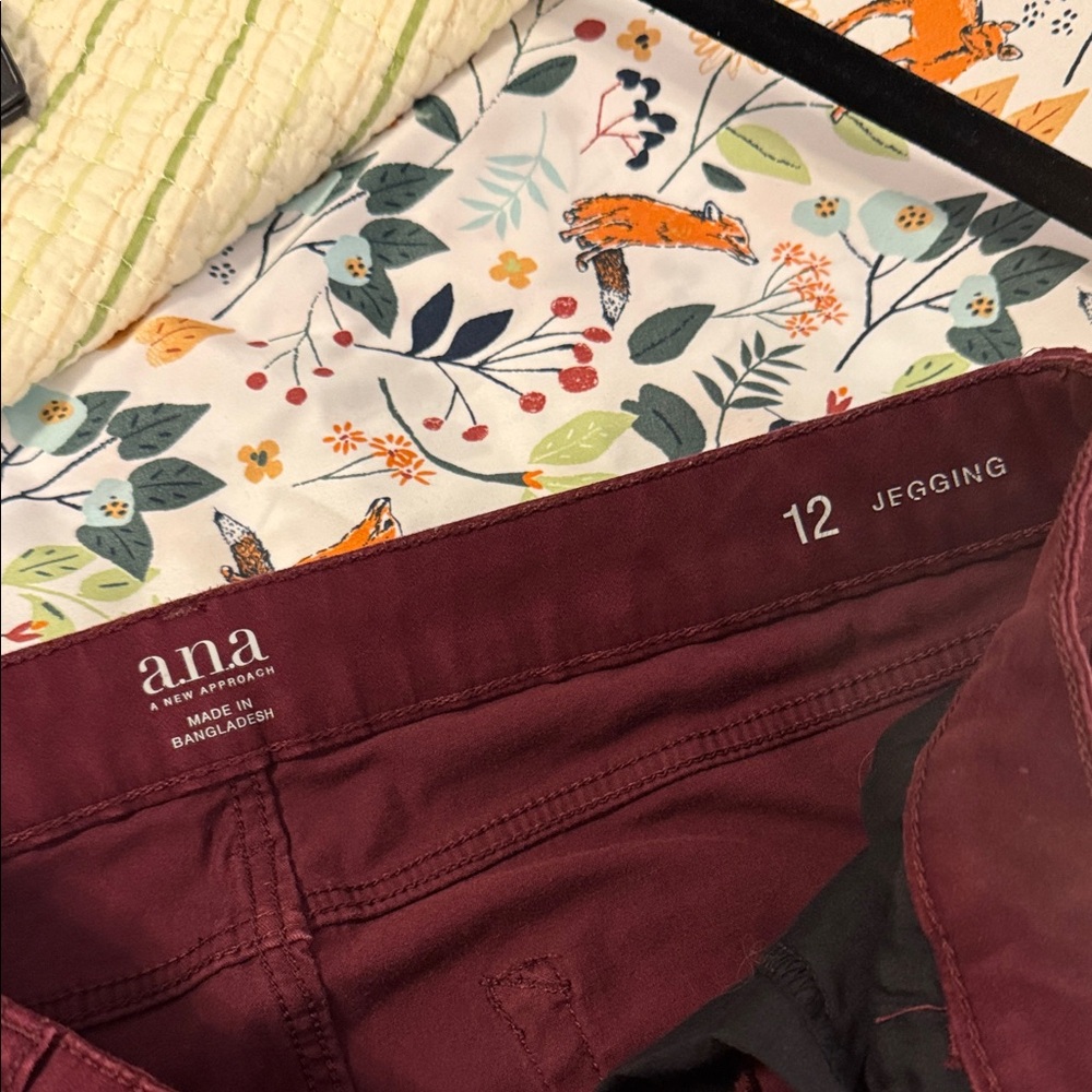 Women's Burgundy Jeans - Picture 4 of 5